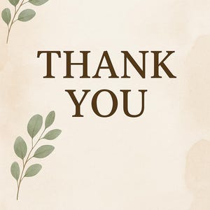 K&ouml;nnte beinhalten: Eine rechteckige Karte mit dem Text THANK YOU in dunkelbraunen Gro&szlig;buchstaben, zentriert auf einem hellbeigen Hintergrund. Zwei Zweige mit gr&uuml;nen Eukalyptusbl&auml;ttern befinden sich in der oberen und unteren linken Ecke der Karte.