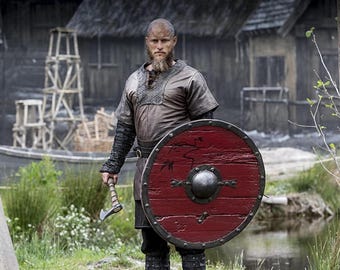 Escudo vikingo auténtico de Ragnar Lothbrok, desgastado por la batalla y hecho a mano.