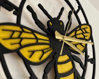 Handgemachte Wanduhr Bee Design aus Holz