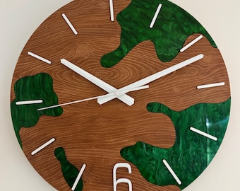 Handgefertigte Wanduhr im Holz-Resin-Effekt, smaragdgrünes modernes rustikales Dekor