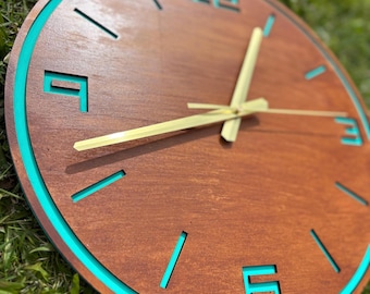 Handgefertigte, geräuschlose Wanduhr aus Holz, 38 cm, aquablauer Akzent, personalisierte Wanddekoration, Einzugsgeschenk