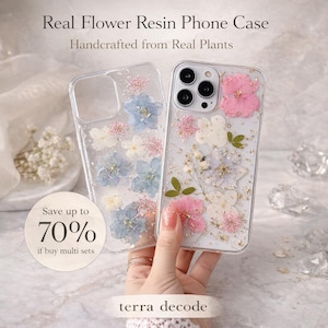 Op de afbeelding: Transparante telefoonhoesjes met echte bloemen in roze, wit en blauw. De hoesjes zijn voorzien van de tekst "Real Flower Resin Phone Case" en "Handcrafted from Real Plants". De tekst "Save up to 70% if buy multi sets" is ook zichtbaar.