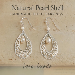 Puede incluir: Un par de pendientes bohemios hechos a mano con conchas de perlas naturales. Los pendientes presentan un diseño de lágrima de filigrana plateada con una perla colgante. El texto "Natural Pearl Shell Handmade Boho Earrings" y "Terra decode" es visible.
