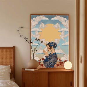 Puede incluir: Una impresión de arte mural rectangular que muestra a una persona con un pañuelo azul de lunares y una camisa a rayas sosteniendo una paloma blanca. La escena incluye un gran sol amarillo, varias palomas blancas volando en círculo, cielo azul, nubes y flores rojas.