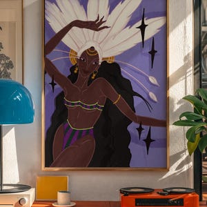 Puede incluir: Una lámina de arte enmarcada con una ilustración estilizada de una persona de cabello largo y oscuro, con un gran tocado de plumas blancas y un bikini de rayas moradas y verdes, sobre un fondo morado con detalles de estrellas negras.