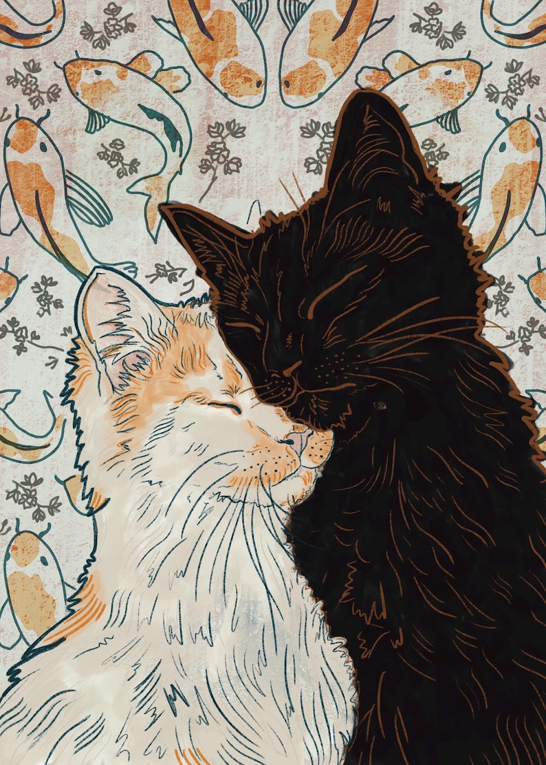 Puede incluir: Una ilustraci&oacute;n digital que muestra un gato de color crema y un gato negro acurrucados. El fondo presenta un patr&oacute;n repetitivo de peces koi naranjas y blancos con peque&ntilde;as flores sobre una superficie texturizada de color hueso.