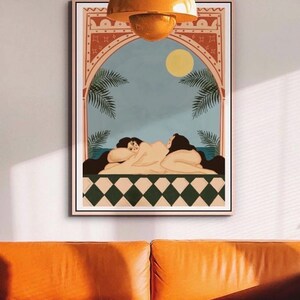 Puede incluir: Una lámina de arte mural rectangular que presenta una ilustración de dos figuras descansando bajo un arco de color terracota. La escena incluye hojas de palmera, un sol amarillo y un cielo azul sobre una base con un patrón de rombos verdes y blancos.