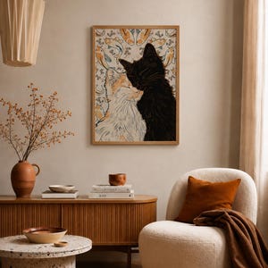 Puede incluir: Una impresi&oacute;n de arte mural rectangular enmarcada que muestra un gato negro y un gato blanco acurrucados, sobre un fondo con un patr&oacute;n de peces koi naranjas y blancos. La obra de arte se presenta en un marco de madera clara con un estilo limpio.