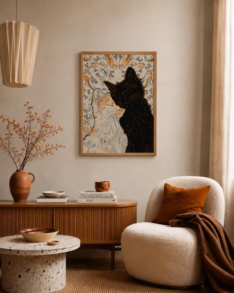 Puede incluir: Una impresi&oacute;n de arte mural rectangular enmarcada que muestra un gato negro y un gato blanco acurrucados, sobre un fondo con un patr&oacute;n de peces koi naranjas y blancos. La obra de arte se presenta en un marco de madera clara con un estilo limpio.