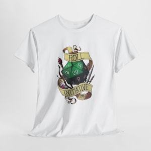 Può includere: T-shirt bianca con grafica di un dado D20 verde e le parole "ROLL INITIATIVE" su uno stendardo. Il design include una torcia fiammeggiante, una penna e altri elementi a tema fantasy.