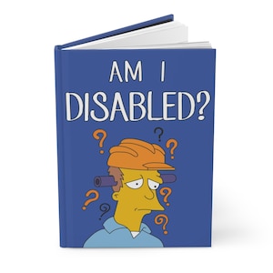 Può includere: Un libro con copertina rigida blu con il testo AM I DISABLED? stampato in bianco. La copertina presenta un personaggio dei cartoni animati dalla pelle gialla che indossa un casco arancione con un tubo viola attraverso la testa, circondato da punti interrogativi arancioni.