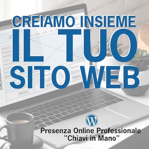 Puede incluir: Un portátil que muestra un diseño de sitio web, con el texto "CREIAMO INSIEME IL TUO SITO WEB" en letras azules grandes. Se ven una taza de café y una pequeña planta. El logotipo de WordPress está en la parte inferior.