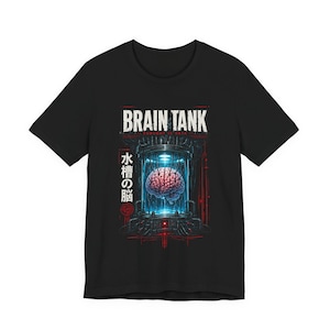 Puede incluir: Una camiseta negra de manga corta con un gráfico de un cerebro humano dentro de un tanque cilíndrico azul brillante. El texto BRAIN TANK aparece en la parte superior, con caracteres japoneses y líneas geométricas rojas.