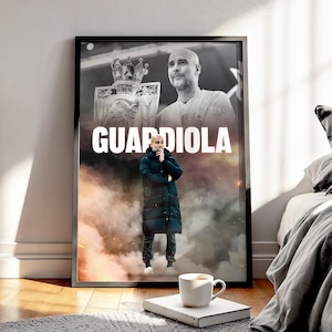 Könnte beinhalten: Gerahmtes Schwarz-Weiß-Poster mit einem Porträt eines Mannes und dem Wort "GUARDIOLA" in großen weißen Buchstaben. Das Poster enthält ein Bild einer Trophäe und eines Mannes in einem langen, dunklen Mantel.