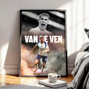 Könnte beinhalten: Gerahmtes Poster mit einem Fußballspieler, dem Namen "VAN DE VEN" in Weiß. Der Spieler trägt ein weißes und marineblaues Trikot und schießt einen rosa Fußball. Der Hintergrund hat einen rauchigen Effekt.