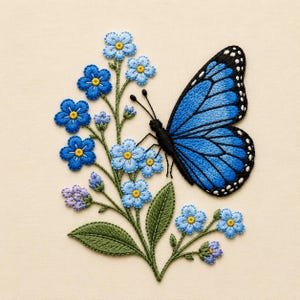 Op de afbeelding: Geborduurd kunstwerk met een blauwe vlinder met zwarte accenten en een cluster van blauwe en gele bloemen. De vlinder bevindt zich in de buurt van de bloemen, met gedetailleerde steken op een crèmekleurige achtergrond.