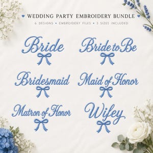 Może przedstawiać: Zestaw haftów ślubnych z sześcioma wzorami, w tym "Bride", "Bride to Be", "Bridesmaid", "Maid of Honor", "Matron of Honor" i "Wifey". Każde słowo jest w niebieskiej czcionce z kokardą. Tekst znajduje się na białym tle.