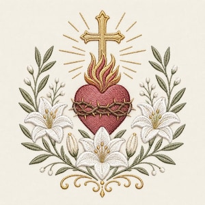 Könnte beinhalten: Gesticktes Design mit einem roten Herz, umgeben von einer Dornenkrone, gekrönt von einem goldenen Kreuz und Flammen. Weiße Lilien und grünes Laub umrahmen das Herz, mit goldenen Akzenten. Das Design ist vor einem cremefarbenen Hintergrund.