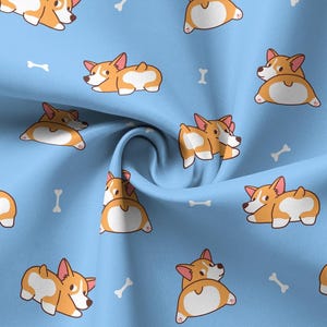 Pode incluir: Tecido azul claro com um padrão repetido de cães corgi de desenho animado em laranja e branco, juntamente com formas de ossos brancos. Os corgis estão em várias poses, criando um design lúdico.