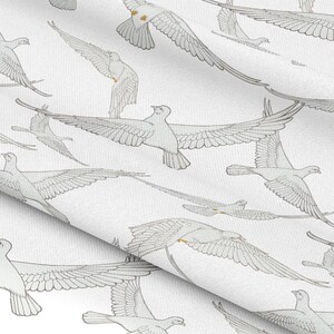 Può includere: Un tessuto bianco caratterizzato da un motivo ripetitivo di uccelli in volo disegnati a linee. Gli uccelli sono raffigurati in uno stile semplice e monocromatico con sottili contorni grigi, mostrando varie posizioni delle ali in volo.
