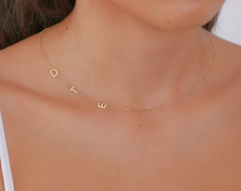 Collar minimalista con letra lateral, colgante con inicial personalizada, delicada joyería con letras laterales doradas para mujer.