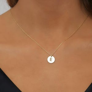 Collana personalizzata con disco rotondo e lettera incisa, ciondolo iniziale circolare, semplice regalo di gioielli in argento