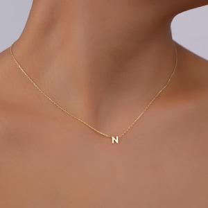 Colar delicado com inicial personalizada: Joia minimalista em prata de lei com letra pequena, presente para o Dia das Mães.