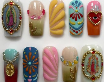 Künstliche Fingernägel mit dem Motiv der Jungfrau von Guadalupe, religiöses Nageldesign mit der Jungfrau Maria, Nägel im mexikanischen Stil mit Herz-Jesu-Motiv und Kaktusmotiv, farbenfrohe, spirituelle künstliche Fingernägel