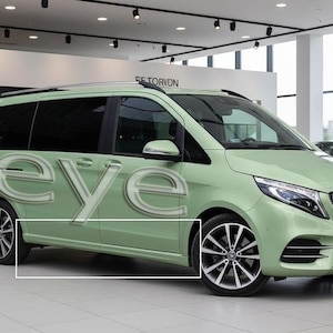 Può includere: Un furgone Mercedes-Benz verde chiaro con la parola "eye" in grandi lettere argentate sul lato. Il furgone ha ruote nere ed è parcheggiato all'interno di uno showroom. Altri veicoli sono visibili sullo sfondo.