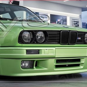 Może przedstawiać: Zielony samochód BMW z czarnym grillem i reflektorami. Samochód ma niski profil i sportowy design. Przedni zderzak jest jasnozielony, a koła srebrne.