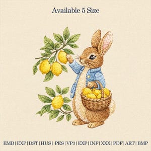 Może przedstawiać: Ilustracja brązowego królika w niebieskiej kurtce, zbierającego cytryny z drzewa. Królik trzyma kosz pełen cytryn. Tekst "Available 5 Size" znajduje się na górze. Obraz ma styl vintage.
