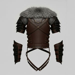 Op de afbeelding: Een bruin lederen en zwart pantser set met een imitatiebont kraag. Het borststuk heeft een kruisbandontwerp en is versierd met klinknagels. Inclusief schouder- en armbeschermers en riemen.