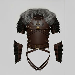 Op de afbeelding: Een bruine leren en bonten harnasset. Het borststuk heeft een bontkraag, schouderbeschermers en decoratieve klinknagels. De set bevat armbeschermers en een riem met een gesp. Het harnas is ontworpen voor cosplay of kostuimgebruik.