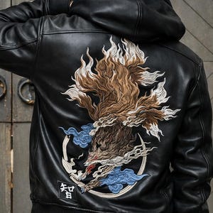 Svart herrjacka i läder med broderad träddesign, streetwear-tröja