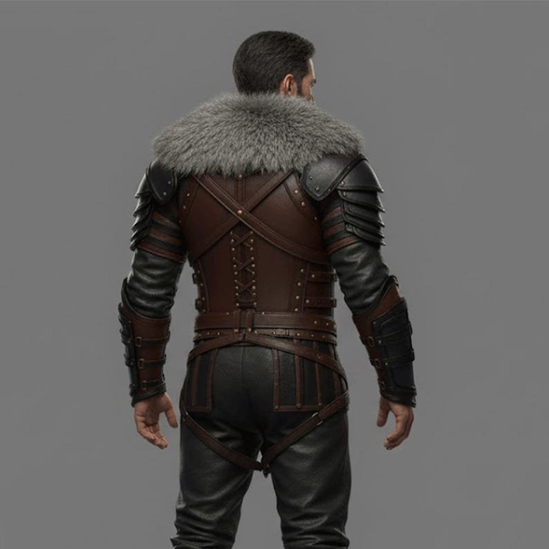 Op de afbeelding: Een bruine leren jas met een grijze bontkraag, zwarte leren mouwen en een zwarte leren broek. De jas heeft een veterrug en pantserachtige details op de schouders en armen. De outfit is ontworpen met een middeleeuws of fantasiethema.