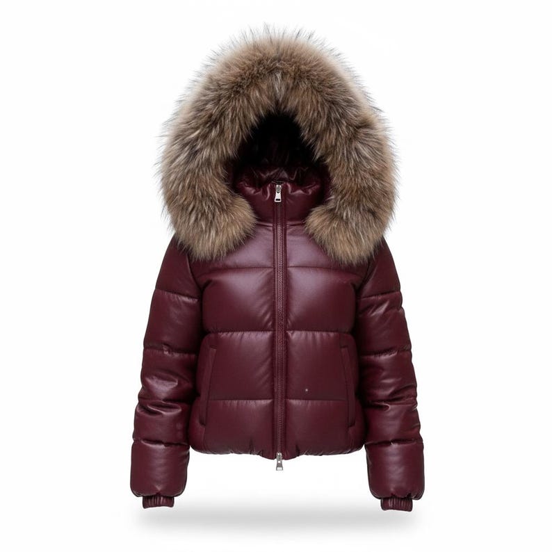 K&ouml;nnte beinhalten: Burgunderfarbene Steppjacke mit Pelzkapuze. Die Jacke hat einen Rei&szlig;verschluss vorne und gerippte B&uuml;ndchen. Der Pelzbesatz ist eine Mischung aus Braun und Beige. Die Jacke ist ein Winter-Oberbekleidungsartikel.