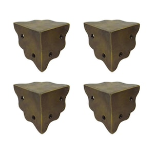 Peut inclure: Quatre équerres d'angle de couleur laiton antique. Chaque équerre est triangulaire avec un bord festonné décoratif et trois trous pré-percés pour le montage. Pour meubles ou applications décoratives.
