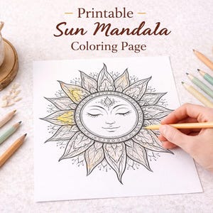 Può includere: Una pagina da colorare stampabile Sun Mandala con un disegno di sole dettagliato viene colorata con una matita gialla. L'immagine include matite colorate, una piccola tazza di ceramica e un gomitolo di spago.