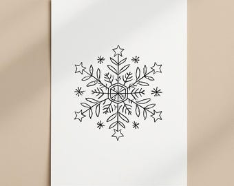 Puede incluir: Ilustración en blanco y negro de un copo de nieve sobre un fondo blanco. El diseño del copo de nieve presenta un hexágono central con líneas radiales, hojas y elementos en forma de estrella, creando un patrón simétrico.