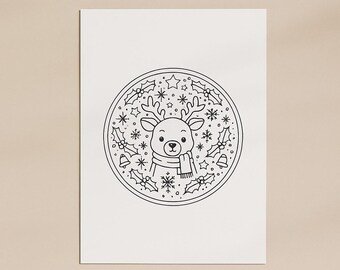 Puede incluir: Ilustración en blanco y negro de un reno con bufanda, rodeado de estrellas, copos de nieve, acebo y campanas. El reno está centrado en un diseño circular, ideal para tarjetas navideñas o decoración.