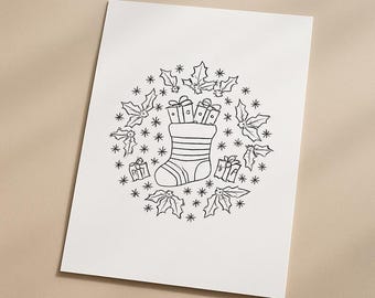 Puede incluir: Dibujo lineal en blanco y negro de un calcetín navideño lleno de regalos, rodeado de hojas de acebo y copos de nieve. La imagen está en una tarjeta blanca, ideal para felicitaciones navideñas.