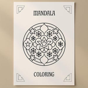 Può includere: Un foglio di carta bianco con un disegno mandala nero da colorare. Il mandala presenta una stella centrale, circondata da stelle e forme a fiocco di neve. Le parole "MANDALA" e "COLORING" sono stampate sopra e sotto il disegno.
