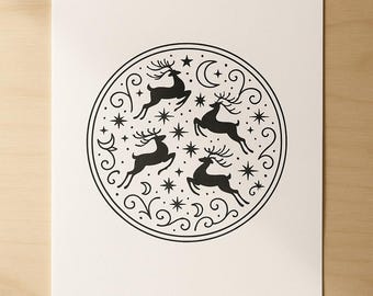 Puede incluir: Impresión circular en blanco y negro con cuatro renos saltando, estrellas y lunas crecientes. El diseño está encerrado dentro de un borde decorativo con acentos arremolinados, creando un tema celestial y festivo. La impresión está sobre un fondo blanco.