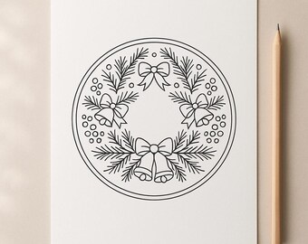 Puede incluir: Dibujo lineal en blanco y negro de una corona navideña con lazos, campanas y agujas de pino. La corona circular está centrada en una hoja de papel blanca. También se ven un clip dorado y un lápiz de madera.