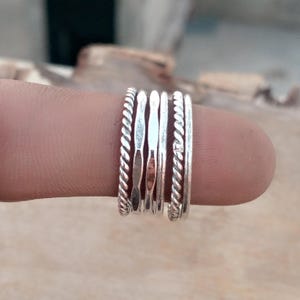 Handgemaakte sterlingzilveren stapelringenset – gehamerd, gedraaid, bohostijl
