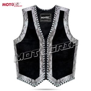 Puede incluir: Una taza de cerámica blanca con un asa negra y el texto "But first, coffee" en un estilo manuscrito. La taza está sobre una superficie blanca. La taza mide aproximadamente 10 cm de alto.