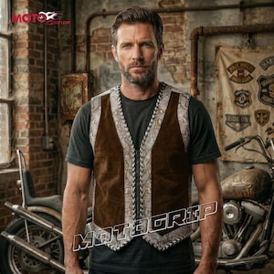 Könnte beinhalten: Eine braune Wildlederweste mit Schlangenmusterbesatz und Reißverschluss. Die Weste wird über einem schwarzen T-Shirt getragen. Das Bild hat ein Motorrad-Thema.
