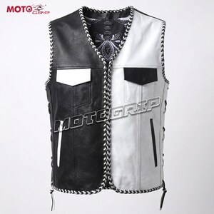 Puede incluir: Un chaleco de cuero de dos tonos, dividido verticalmente con paneles en blanco y negro. Incluye dos bolsillos delanteros, un ribete trenzado y cordones laterales. El chaleco tiene el logotipo "MOTO GRIP" impreso en la parte delantera.