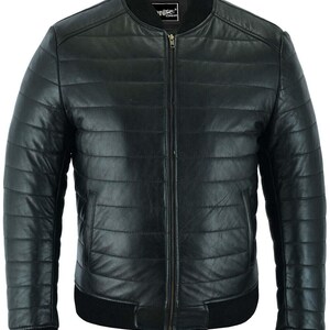 Könnte beinhalten: Schwarze, gesteppte Leder-Bomberjacke mit geripptem Kragen, Bündchen und Saum. Die Jacke hat einen Reißverschluss vorne und zwei Seitentaschen. Die Jacke hat ein klassisches, stromlinienförmiges Design.