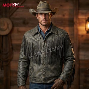 Peut inclure: Une veste en cuir gris vieilli avec des franges, portée par une personne portant un chapeau de cowboy. La veste a une fermeture boutonnée et un style western classique. L'image comprend le texte "MOTOGRIP".